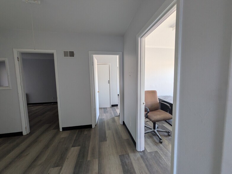 More Photos Of 1434-1436 Chambers Rd, Saint Louis Veterinarian Kennel For Sale