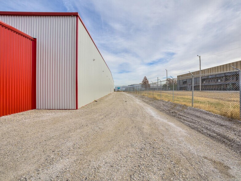 More Photos Of 3000 N Florence Ave, Tulsa Distribution For Lease