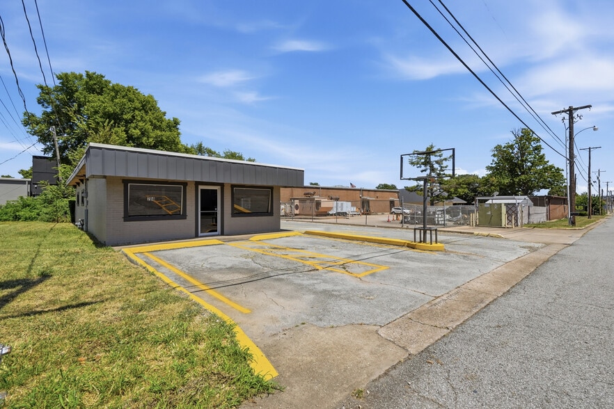 More Photos Of 704 W Meadow Ave, Springdale Office For Lease