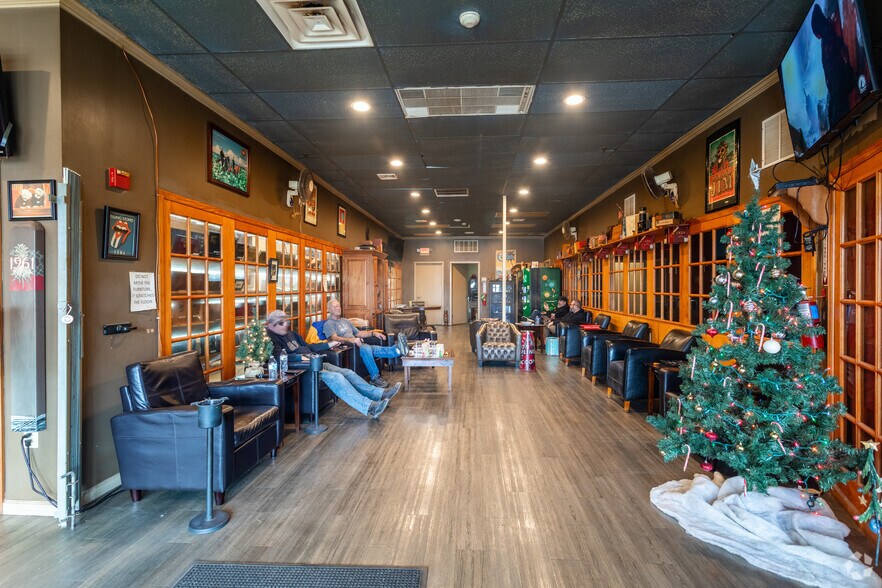 More Photos Of 252 Bethlehem Pike, Colmar Showroom For Lease