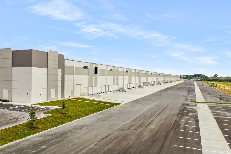 More Photos Of 5001 Crossroads Pky, Fort Pierce Warehouse For Lease