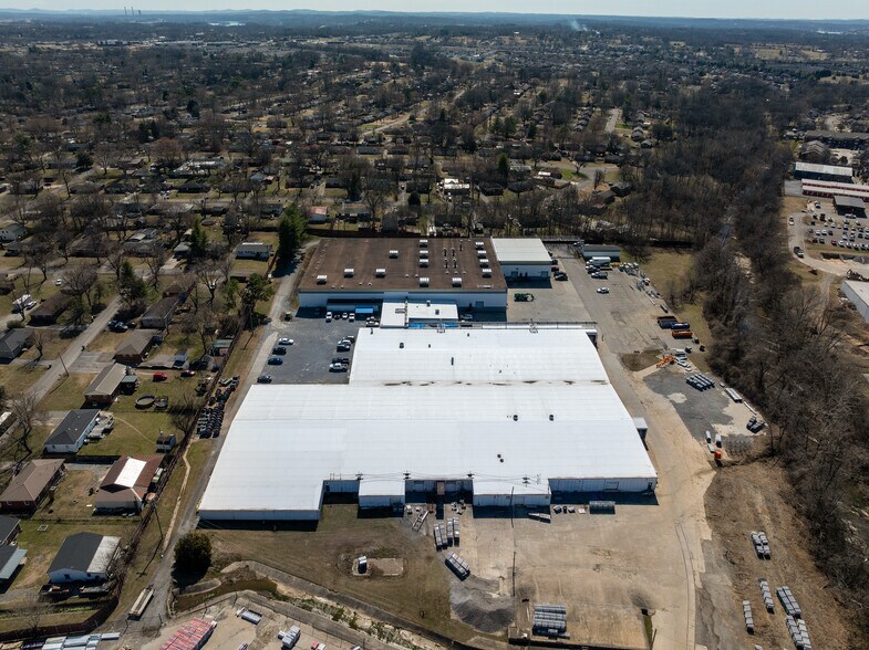 More Photos Of 359 Maple St, Gallatin Manufacturing For Sale