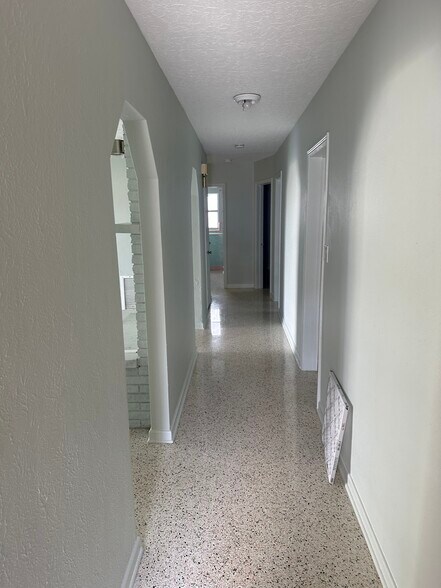 More Photos Of 3111 26th St W, Bradenton Flex For Sale