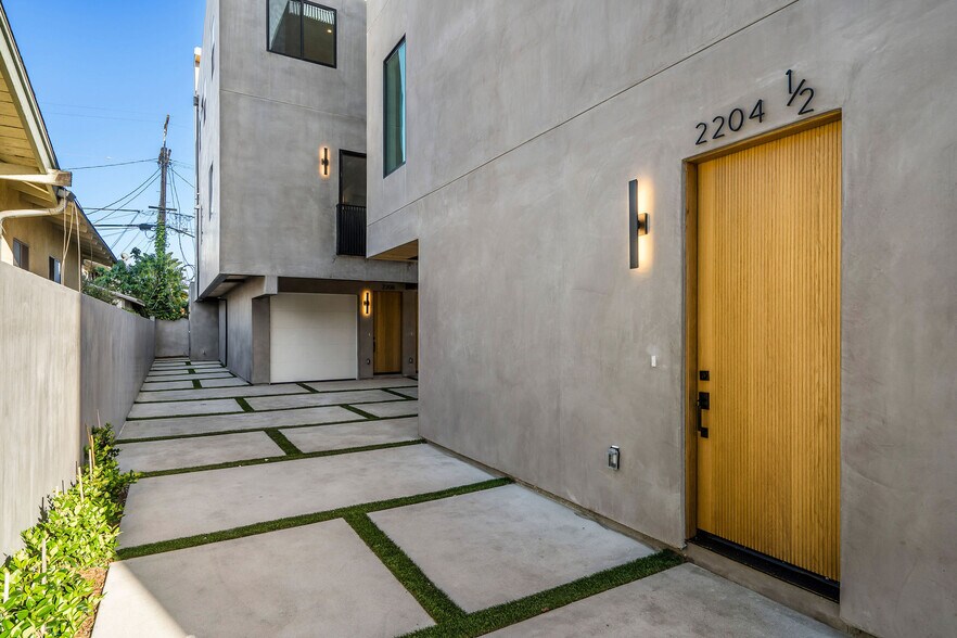 More Photos Of 2204 Carmona Ave, Los Angeles Apartments For Sale