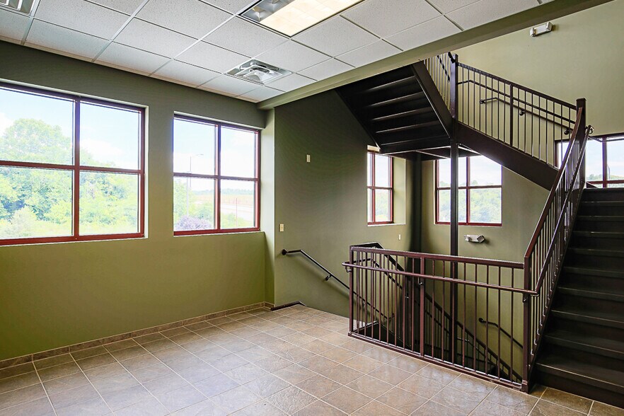 More Photos Of 8 Sheridan Sq, Kingsport Medical For Lease