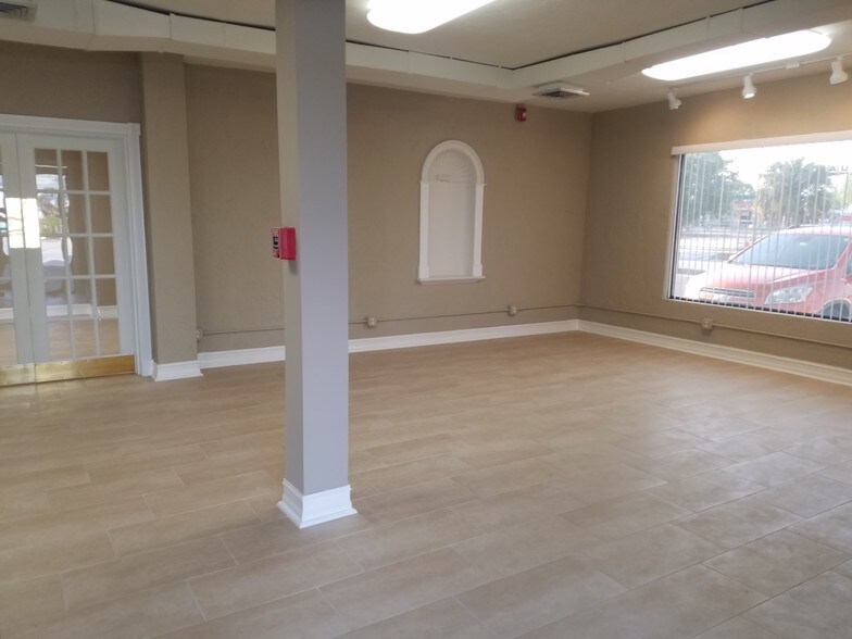 More Photos Of 7910 N Tamiami Trl, Sarasota Office For Lease