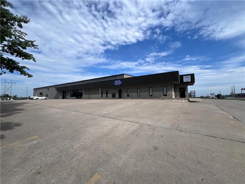 More Photos Of 1500 S 169 Hwy, Smithville Manufacturing For Lease