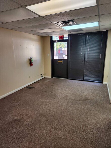 More Photos Of 502 Twin Bridges Rd, Alexandria Self Storage For Lease