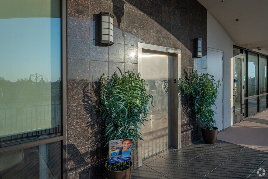 More Photos Of 11929 University Blvd, Sugar Land Storefront Retail Office For Lease