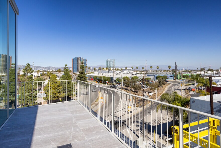 More Photos Of 5950 W Jefferson Blvd, Los Angeles Office For Sale