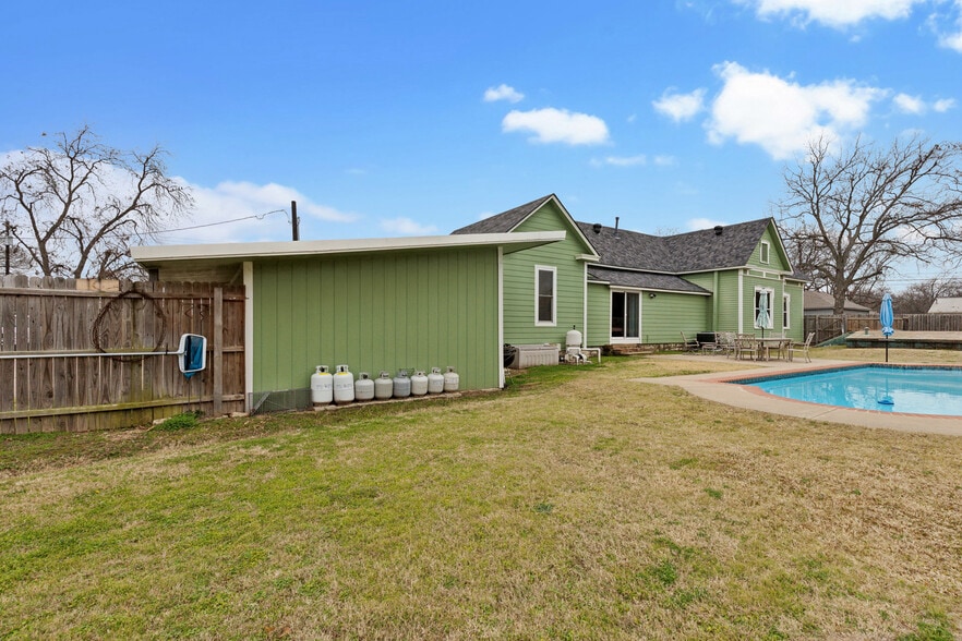 More Photos Of 512 N Travis St, Granbury Hospitality For Sale