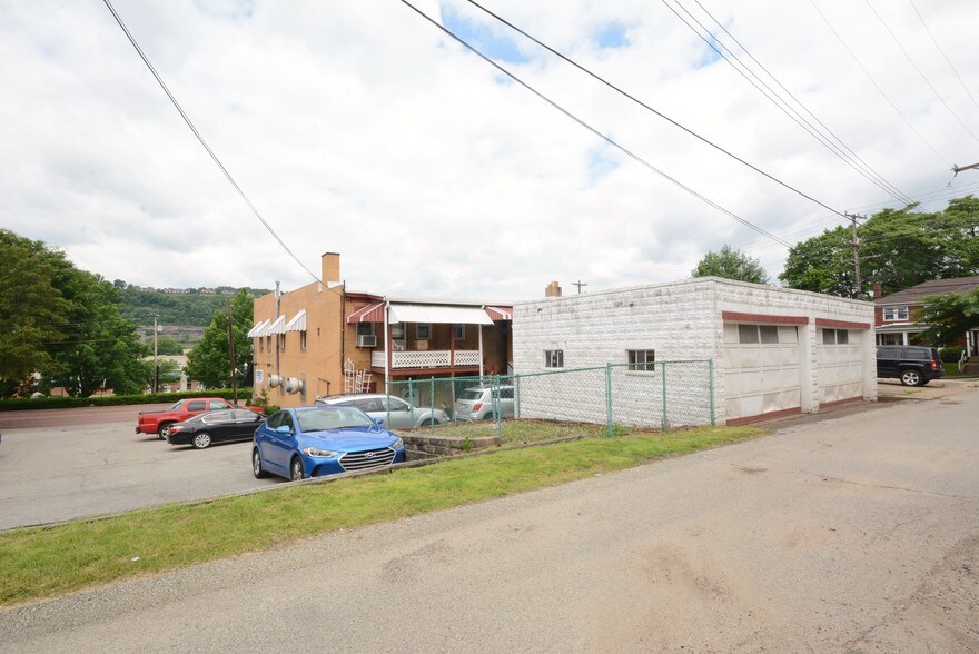 More Photos Of 848-850 Allegheny River Blvd, Oakmont Storefront Retail Residential For Lease