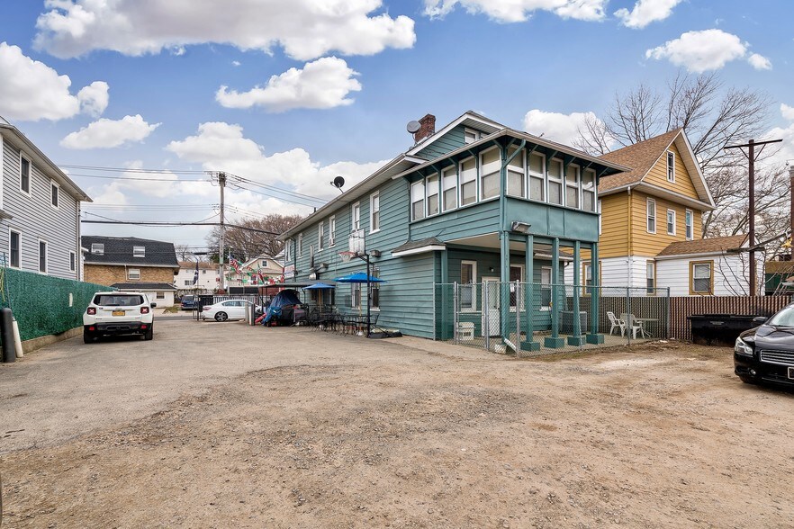 More Photos Of 15 Innis St, Staten Island General Retail For Sale