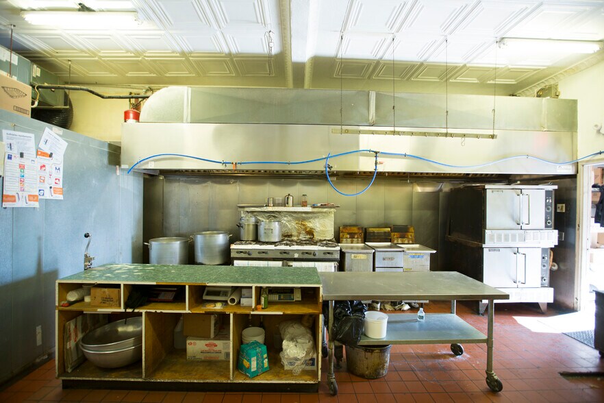 More Photos Of 49 Franklin St, Belleville General Retail For Sale