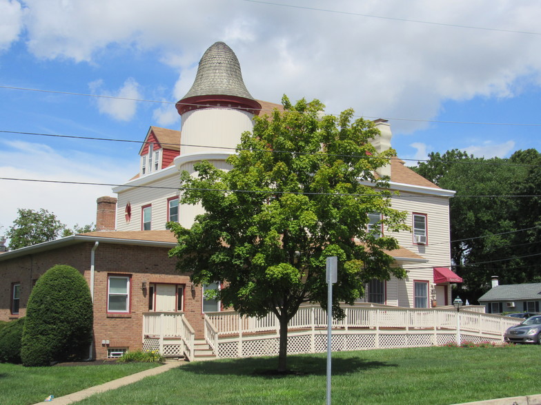 Primary Photo Of 200 Pennsylvania Ave, Oreland Medical For Sale