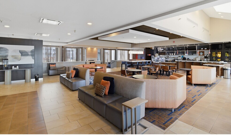 More Photos Of 100 West Algonquin Rd, Arlington Heights Hotel For Sale