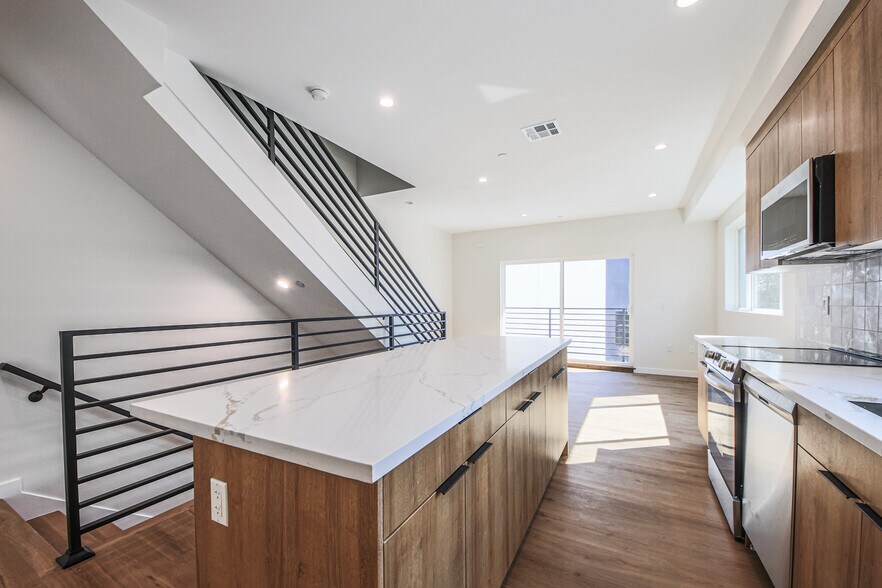 More Photos Of 2129 Aaron St, Los Angeles Apartments For Sale