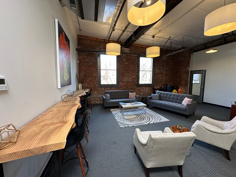 More Photos Of 600 NW Naito Pky, Portland Office For Sale