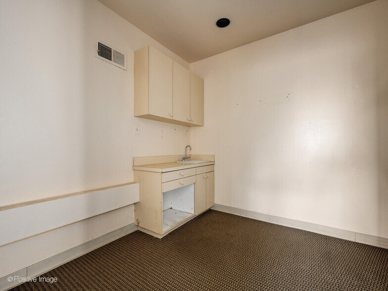 More Photos Of 1815 Dundee Rd, Northbrook Storefront Retail Office For Sale