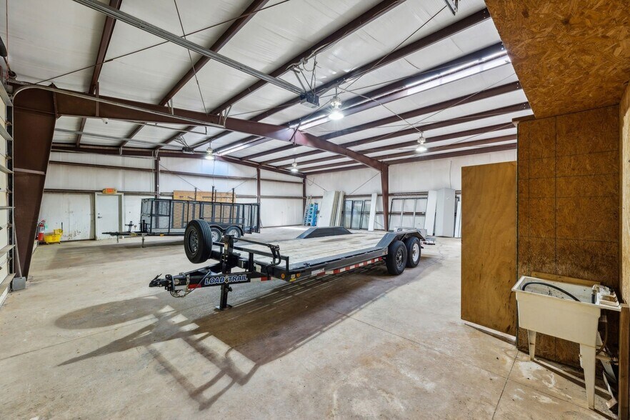 More Photos Of 300 NW 104th St, Oklahoma City Warehouse For Lease