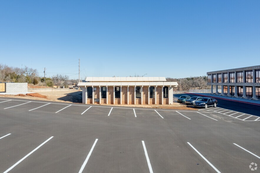 More Photos Of 416 NE 46th St, Oklahoma City Office For Lease