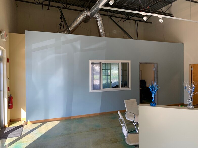 More Photos Of 7509 Pennsylvania Ave, Sarasota Showroom For Lease