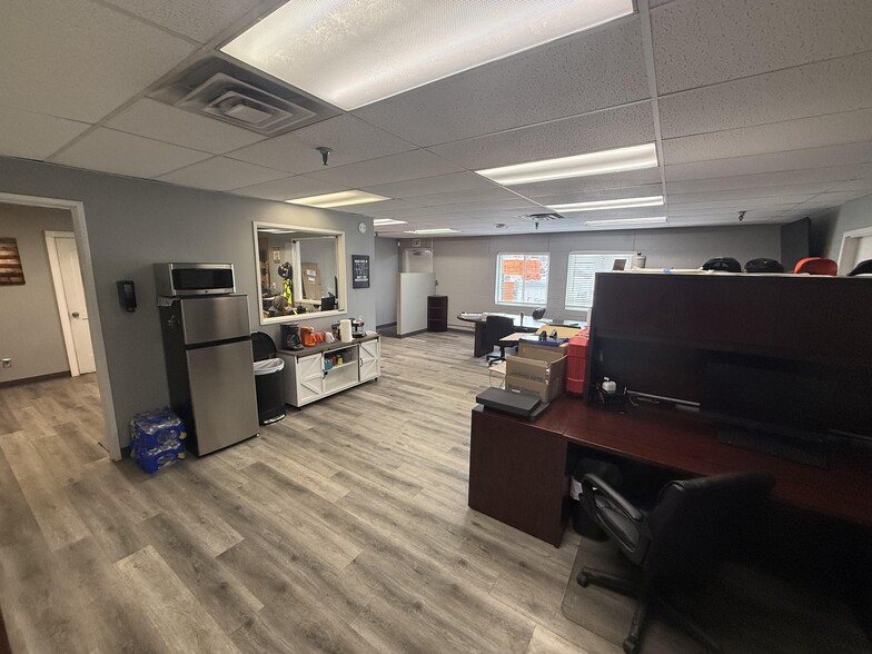 More Photos Of 4101 S High School Rd, Indianapolis Manufacturing For Lease