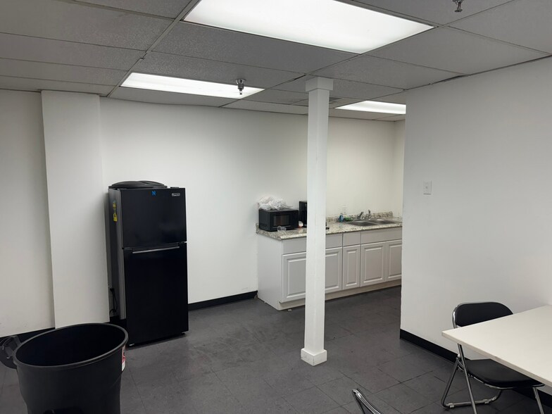 More Photos Of 9990 E I-10 Fwy, Houston Warehouse For Lease