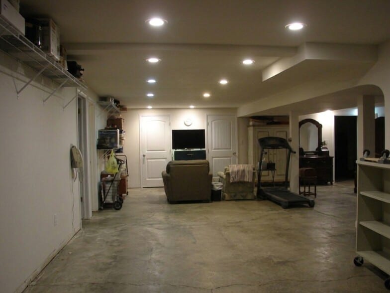 More Photos Of 1013 Cedar St, Bismarck Storefront For Sale