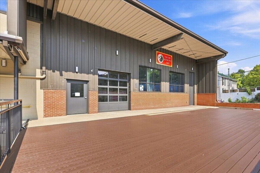 More Photos Of 110 W Hampton St, Staunton Light Distribution For Lease
