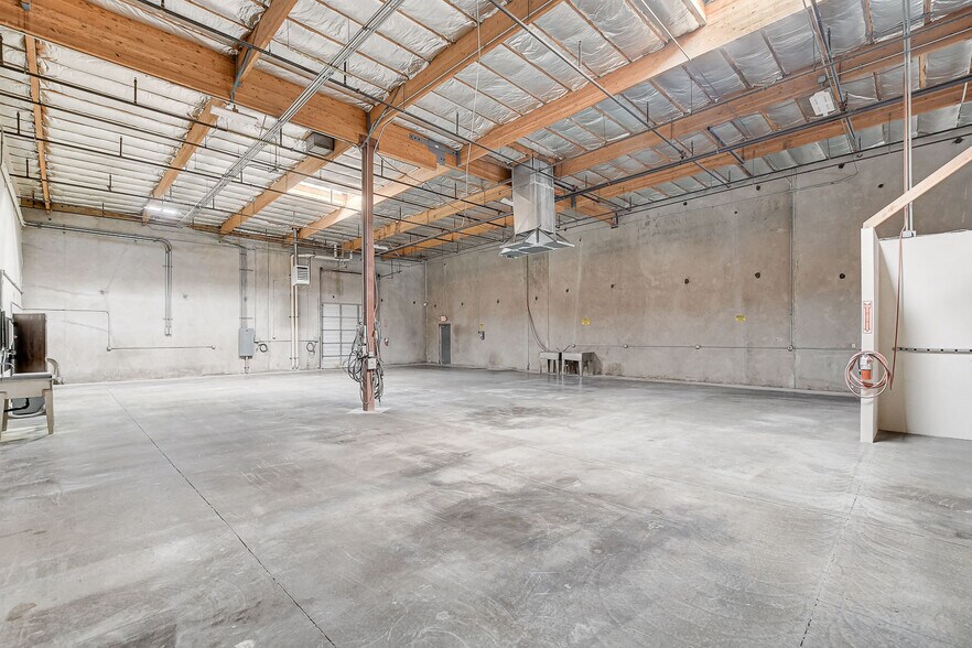 More Photos Of 200 Sunpac Ave, Henderson Warehouse For Sale