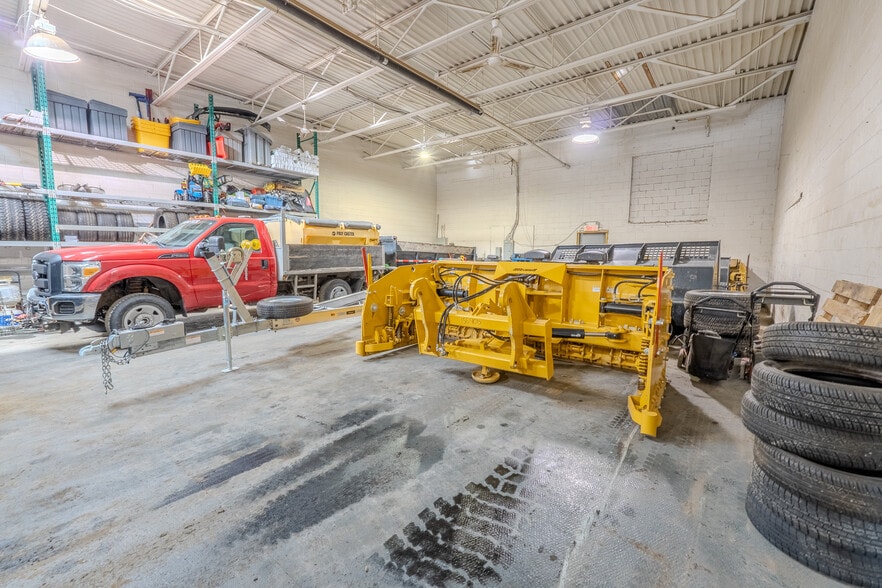 More Photos Of 8295-8305 Creusot Rue, Montréal Warehouse For Sale