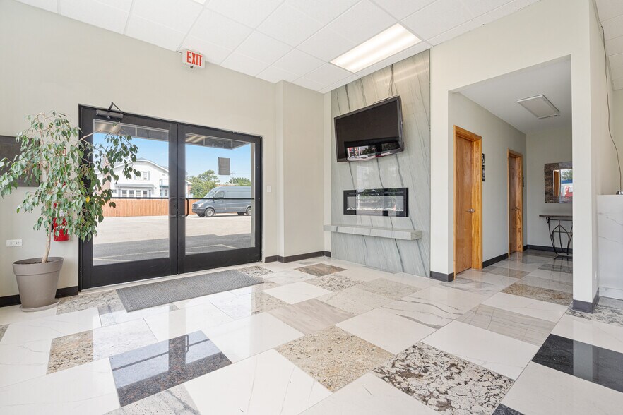 More Photos Of 1628 Rand Rd, Des Plaines Showroom For Sale