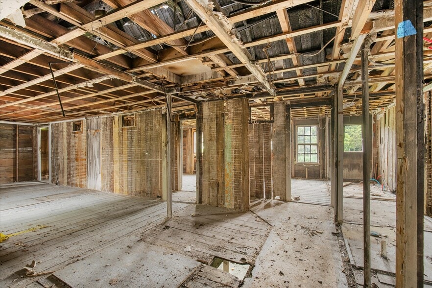 More Photos Of 70 Main St, Wellfleet Hotel For Sale