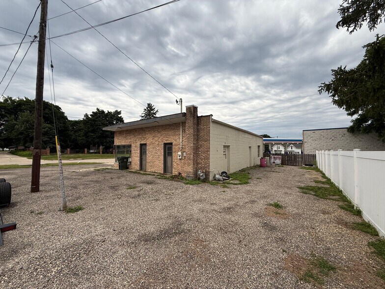 More Photos Of 117 E Roosevelt Rd, Stillman Valley Auto Repair For Lease