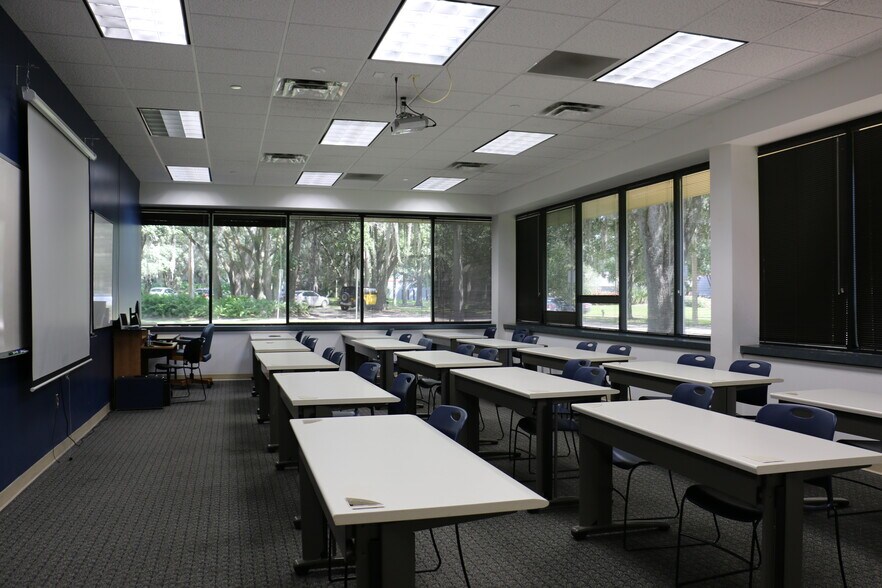 More Photos Of 3910 Riga Blvd, Tampa Office For Sale