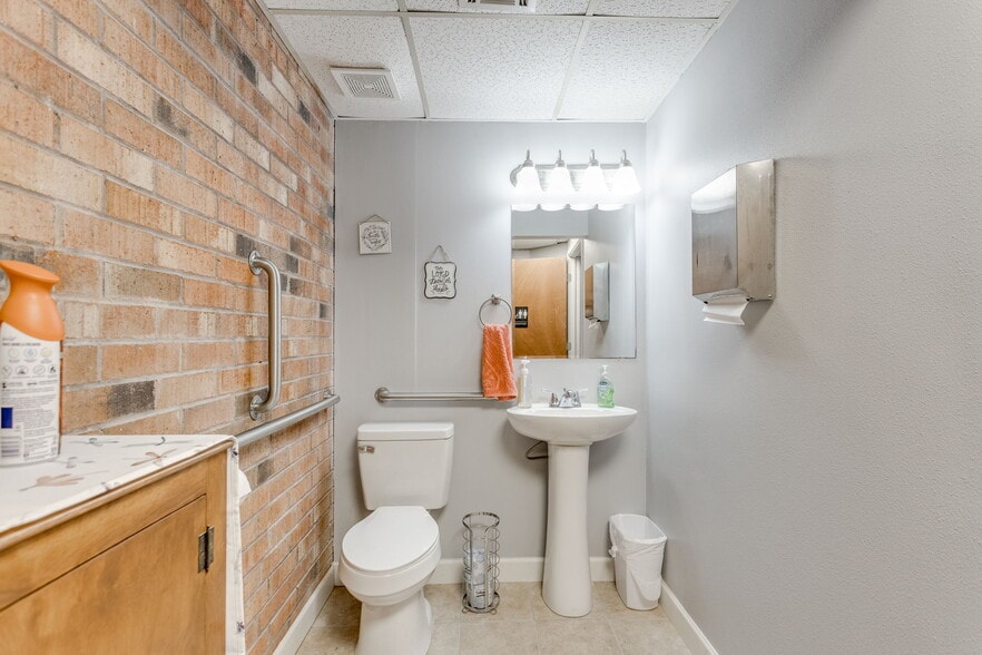 More Photos Of 20 E Dunloup Rd, Shawnee Medical For Sale