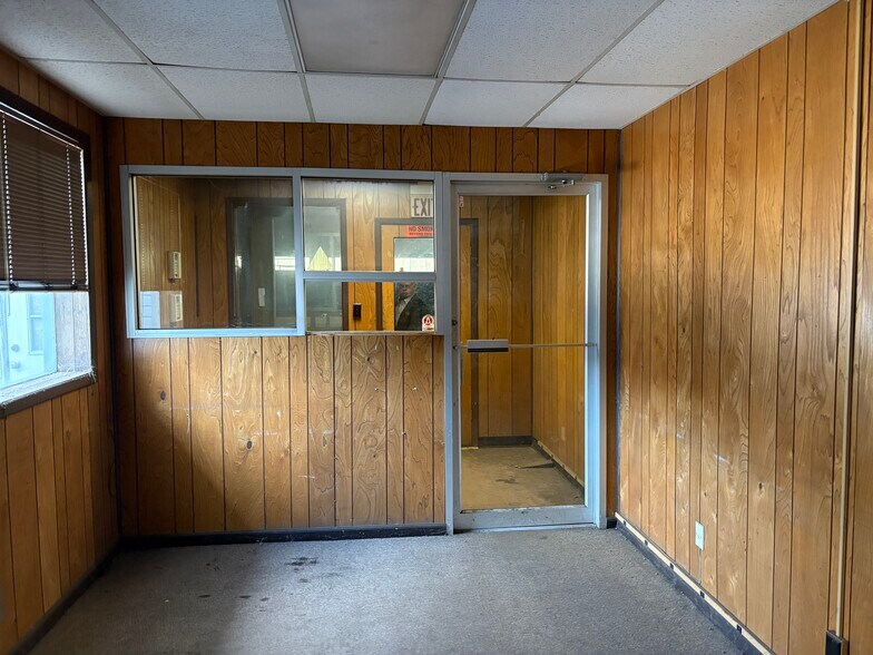 More Photos Of 1 Chicago Ave, Elizabeth Warehouse For Sale