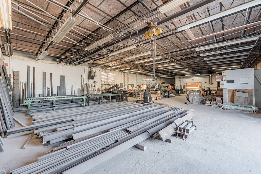 More Photos Of 4451 8th Ave S, Saint Petersburg Manufacturing For Lease