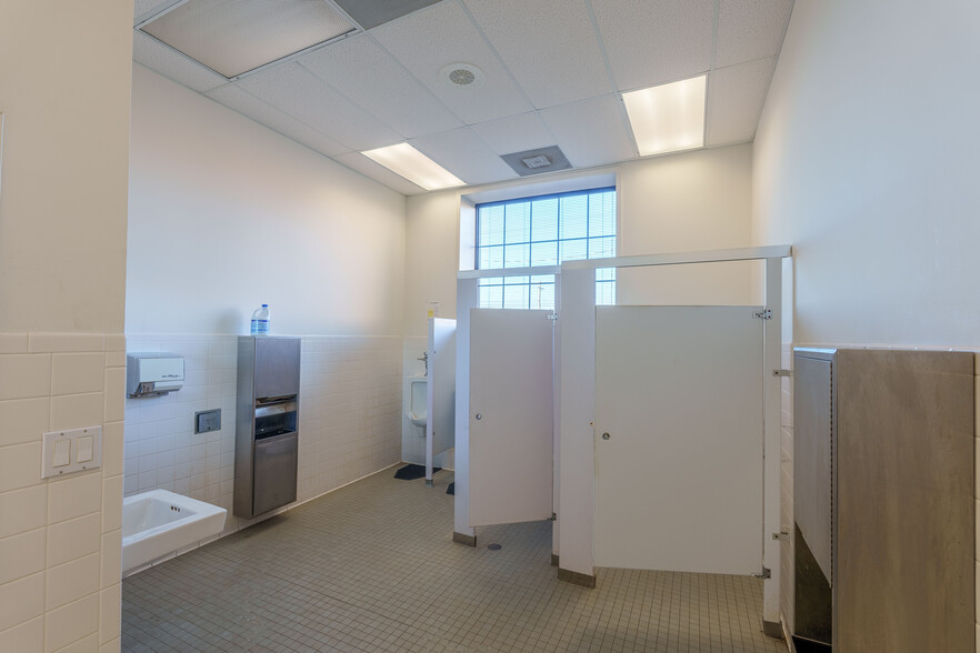 More Photos Of 415 Franklin D Roosevelt Dr, Muscle Shoals Office For Lease