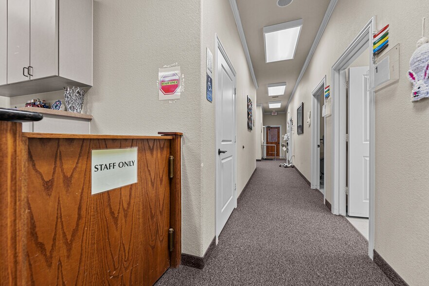 More Photos Of 1115 Kinwest Pky, Irving Medical For Lease