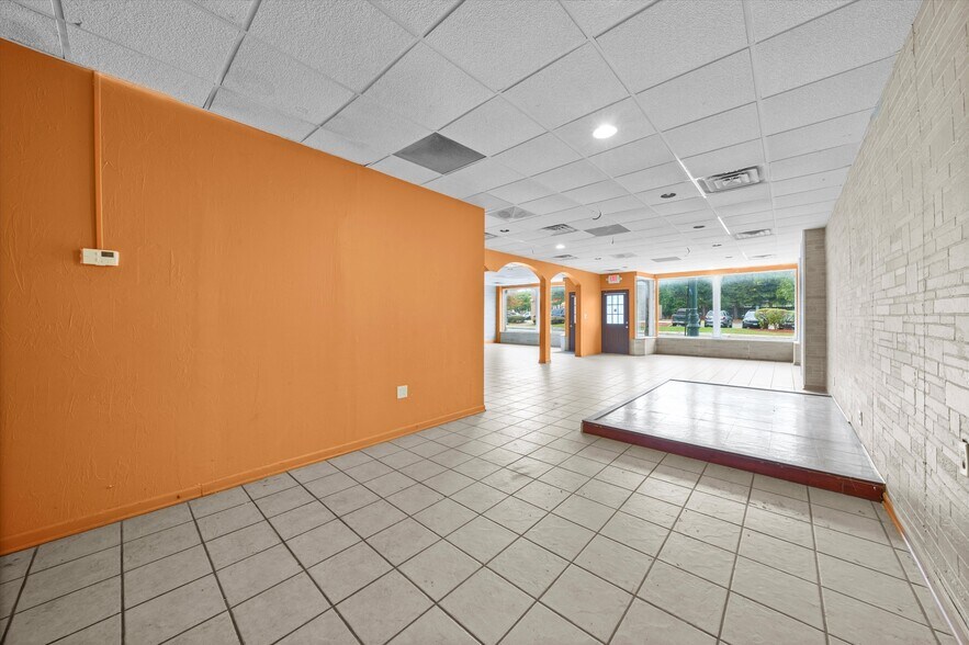 More Photos Of 358-368 W Jefferson St, Joliet General Retail For Sale
