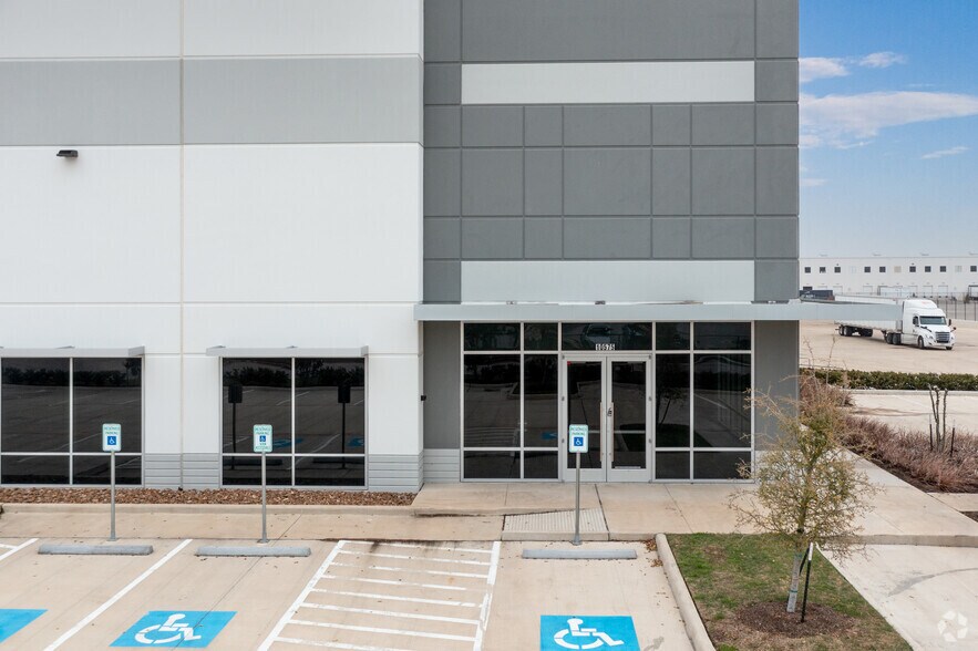 More Photos Of 10565 Red Bluff Rd, Pasadena Unknown For Lease