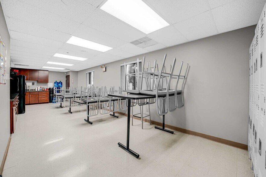 More Photos Of 1175 Jansen Farm Ct, Elgin Warehouse For Sale