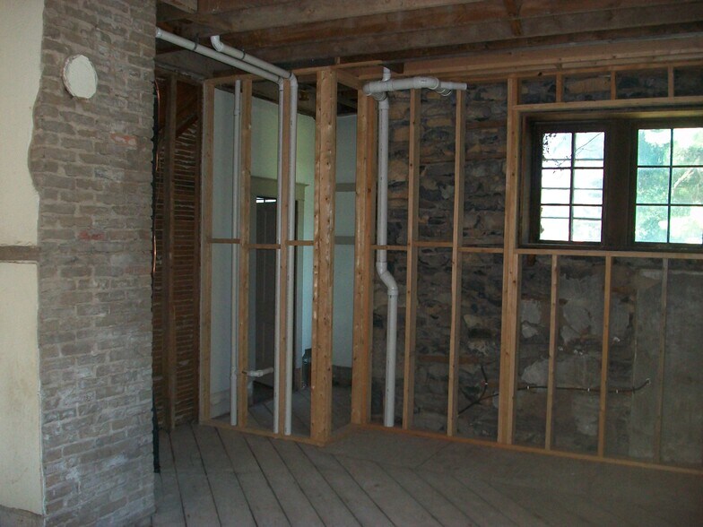 More Photos Of 328 Buckmarsh St, Berryville Flex For Sale