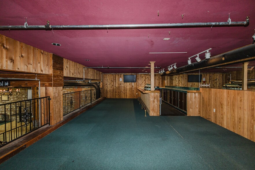 More Photos Of 830 N Kansas Ave, Topeka Bar For Sale