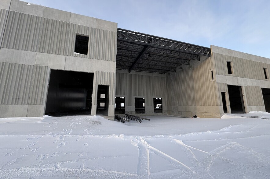 More Photos Of 420 Addison Hall Cir, Aurora Manufacturing For Lease