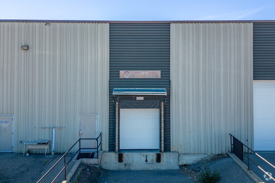 More Photos Of 3944-3956 29 St NE, Calgary Warehouse For Lease