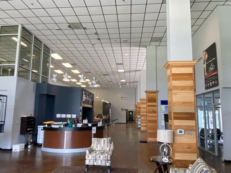 More Photos Of 1101 Doyle Melancon Ext, Breaux Bridge Showroom For Sale