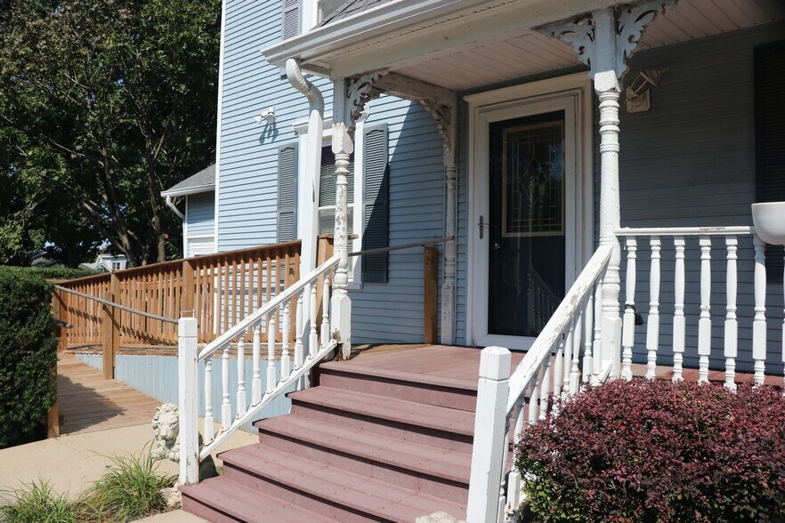 More Photos Of 108 N Walkup Ave, Crystal Lake Office For Sale